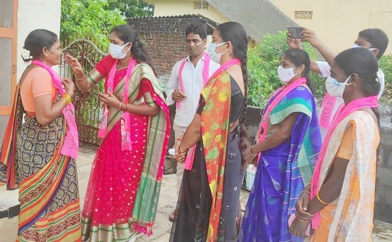 పథకాలు వివరిస్తూ.. ఓటు అభ్యర్థిస్తూ