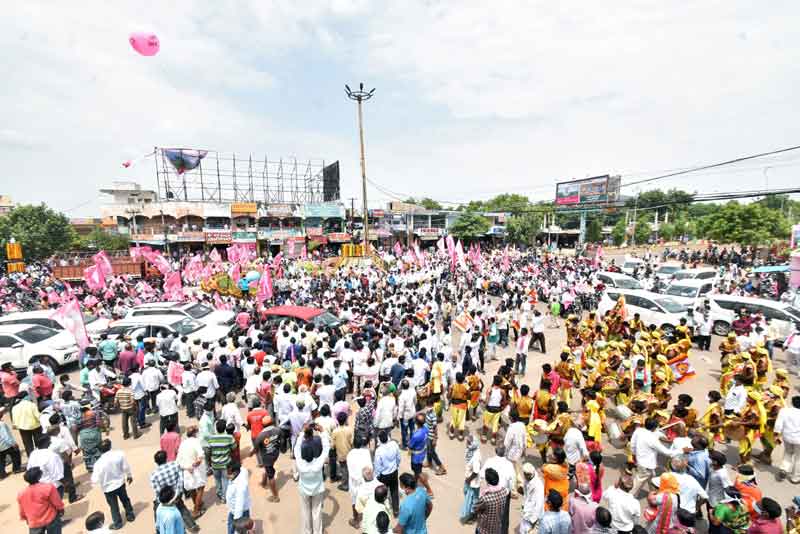 అమాత్యుడికి నీరాజనం