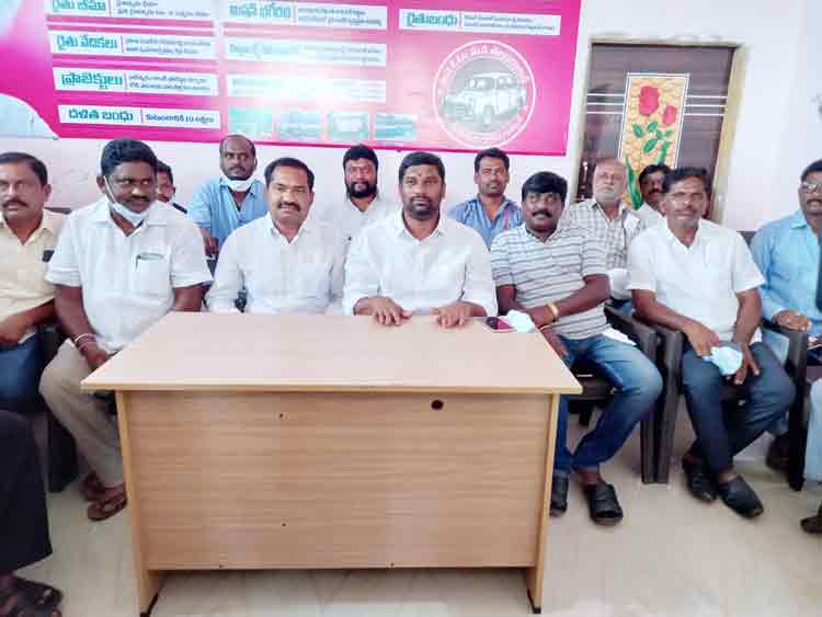 ఆత్మహత్యలకు ప్రేరేపించేందుకు బీజేపీ కుట్ర