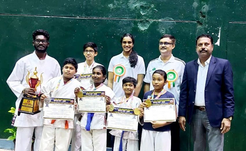 కరాటే విజేతలను అభినందించిన పీవీ సింధు