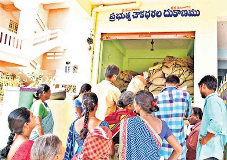 కొత్త కార్డులకు బియ్యం ఇస్తున్నరు