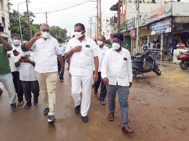 రోడ్డు విస్తరణ పనుల్లో వేగం పెంచాలి