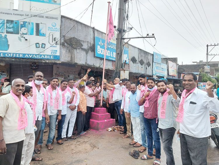 టీఆర్‌ఎస్‌ జెండా గద్దె కూల్చివేతపైఆగ్రహం