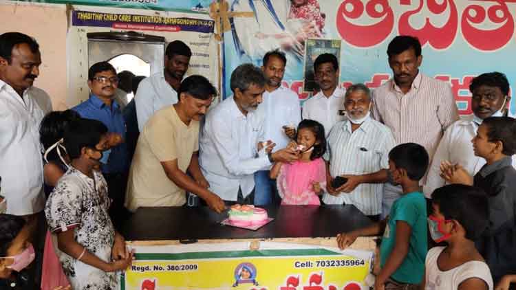 కేక్‌ కట్‌ చేసి.. స్వీట్లను పంచి పెట్టి