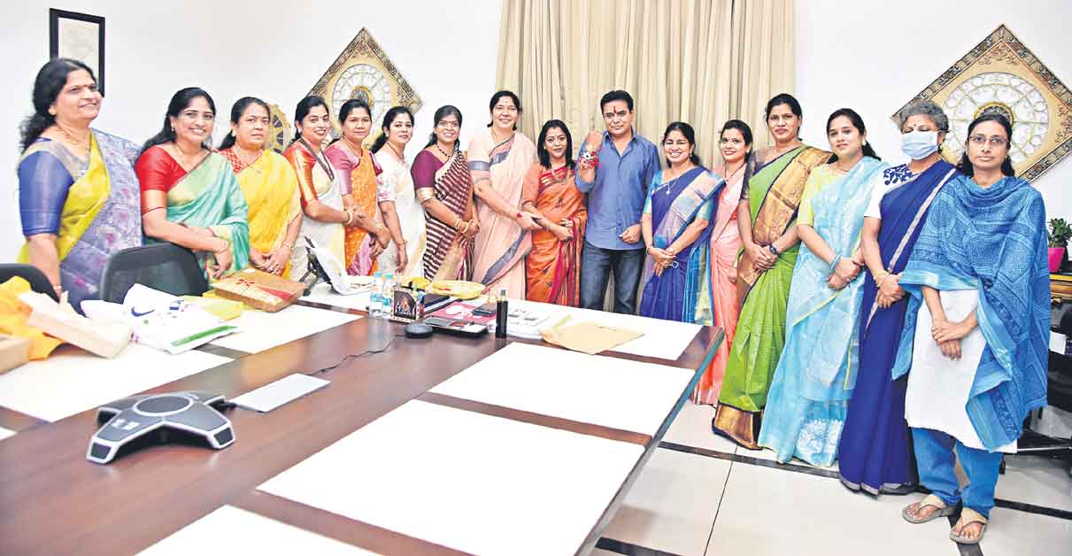 కేటీఆర్కు రాఖీలు కట్టిన మహిళా నేతలు