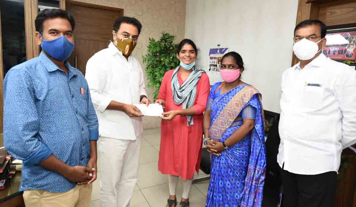 కేటీఆర్ సార్కు సెల్యూట్.. హరిప్రియ ట్వీట్