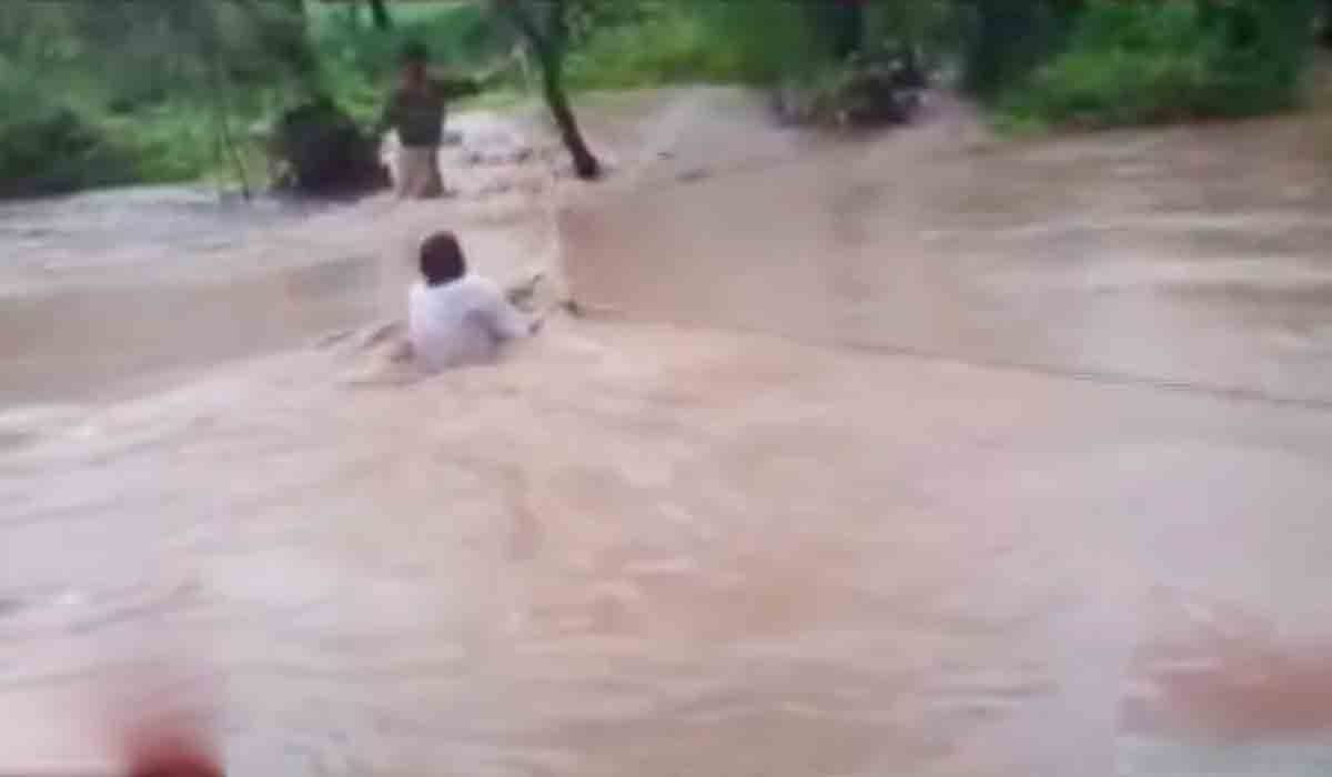 కామారెడ్డిలో భారీ వర్షం.. హంగర్గ వాగులో చిక్కున్న రైతులు