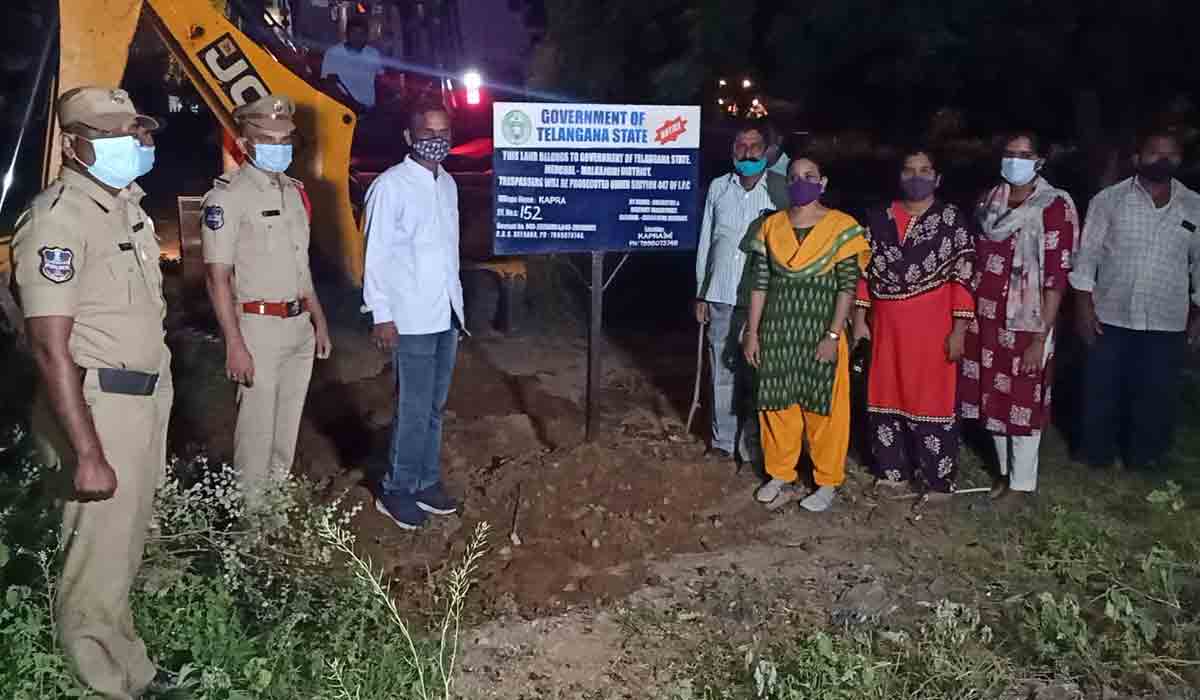 కాప్రా custodian భూములను స్వాధీనం చేసుకున్న అధికారులు