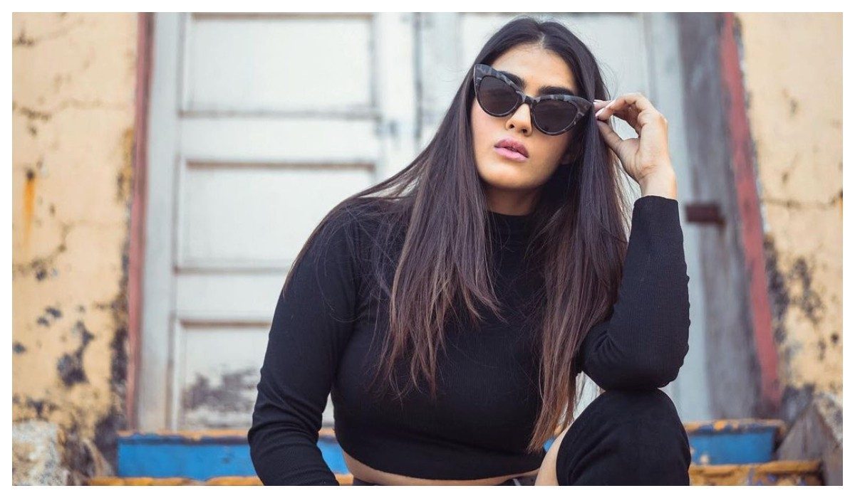 Actress Kavya Thapar Latest pics