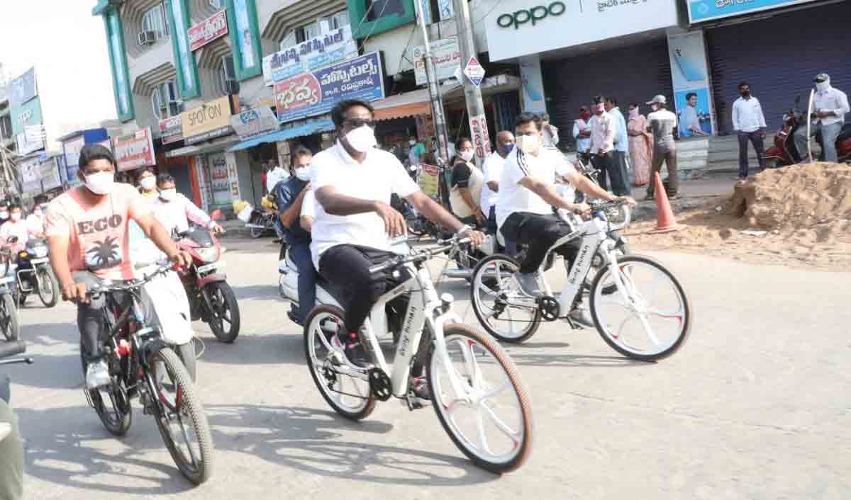 Khammam : సైకిల్‌ పై తిరుగుతూ అభివృద్ధి పనులను పరిశీలించిన మంత్రి పువ్వాడ