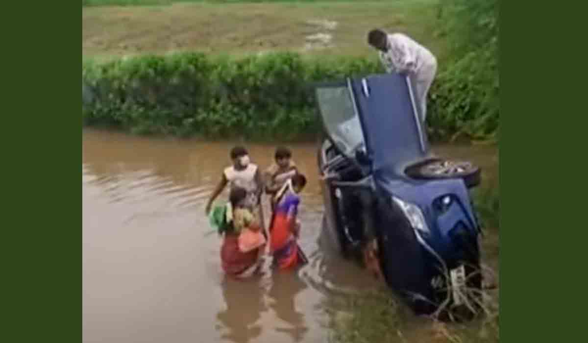 ఖమ్మం జిల్లాలో వాగులోకి దూసుకెళ్లిన కారు..