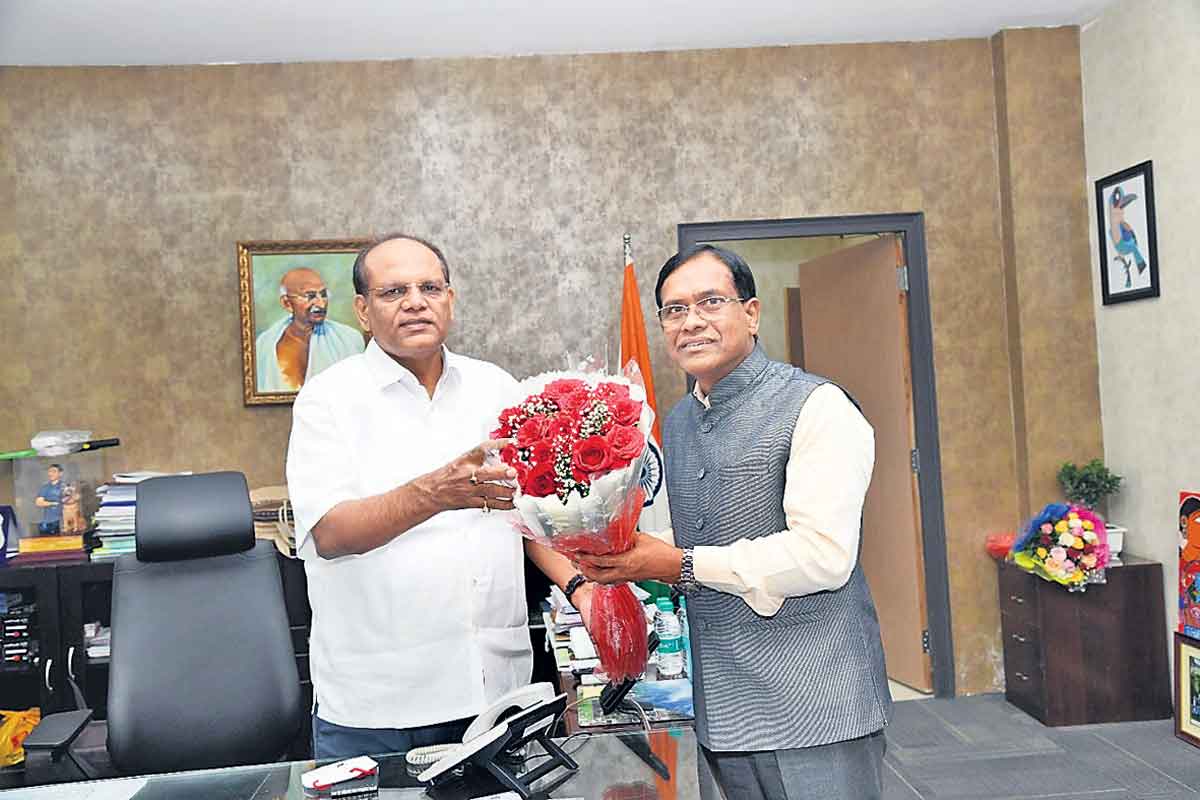 సీఎస్‌ను కలిసిన ప్రొఫెసర్‌ లింబాద్రి