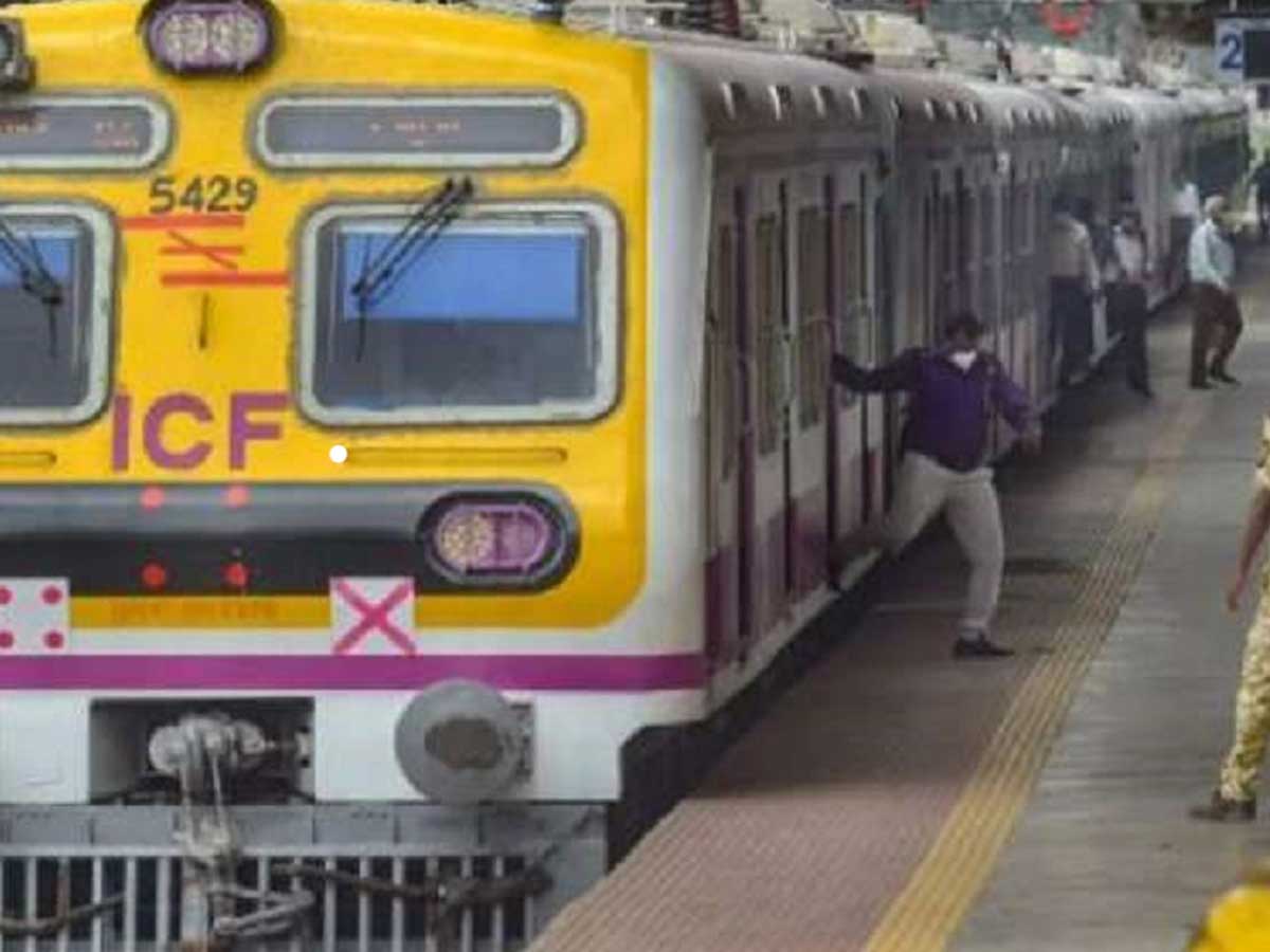 15 నుంచి ముంబై లోక‌ల్ రైళ్ల‌లో సామాన్యుల‌కు అనుమ‌తి.. బ‌ట్‌!