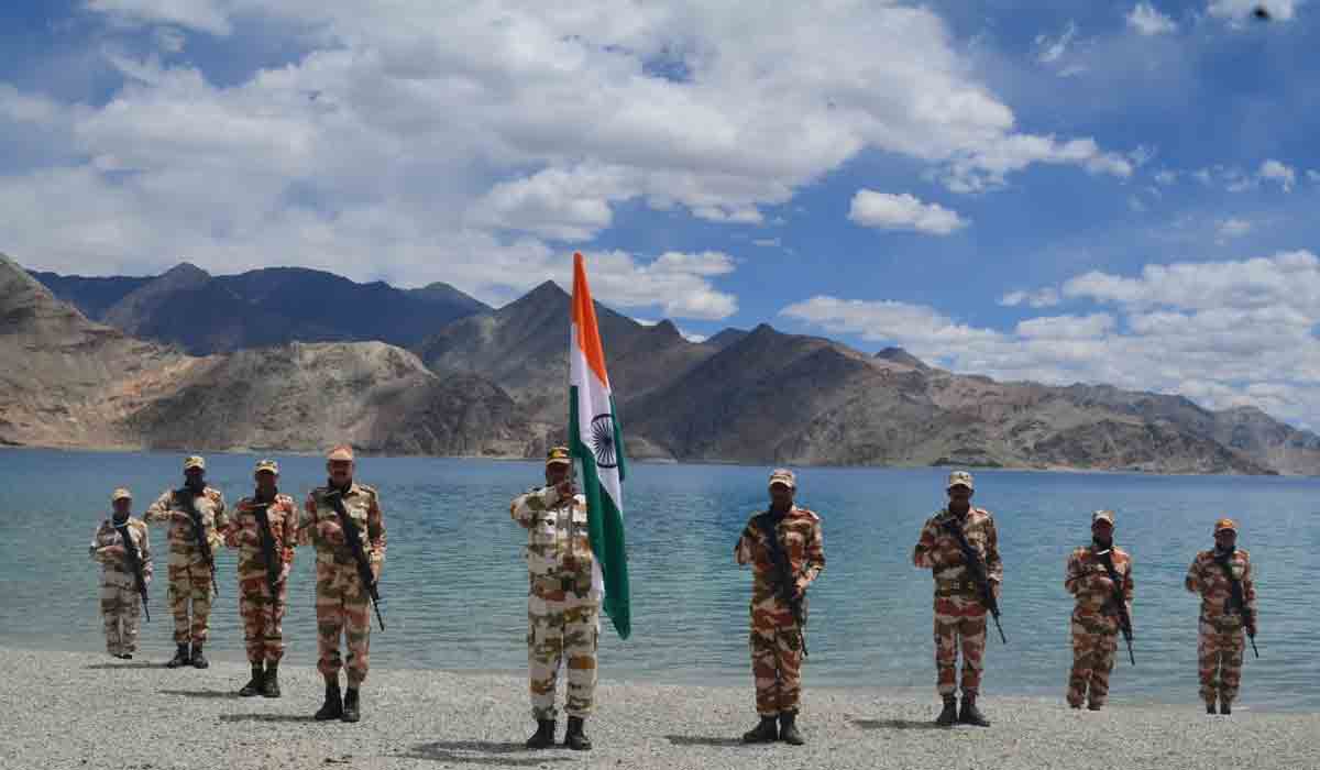 సరిహద్దుల్లో ఘనంగా జెండా పండుగ