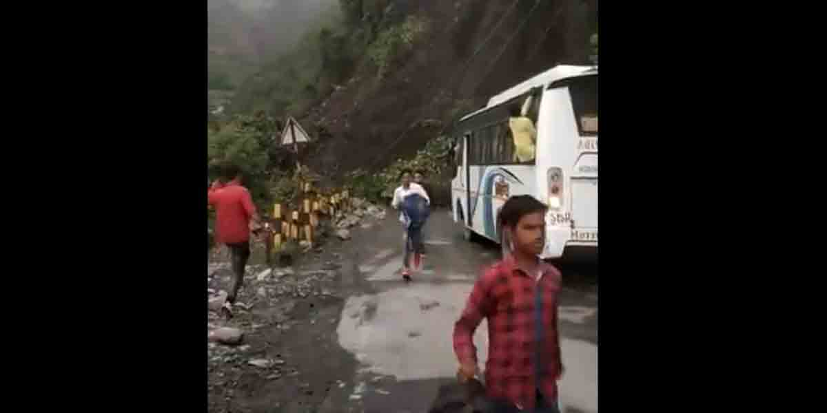 Land Slides: తృటిలో త‌ప్పిన పెనుముప్పు.. బస్సు కొంచెం ముందుంటే 14 మంది స‌జీవ స‌మాధే..!