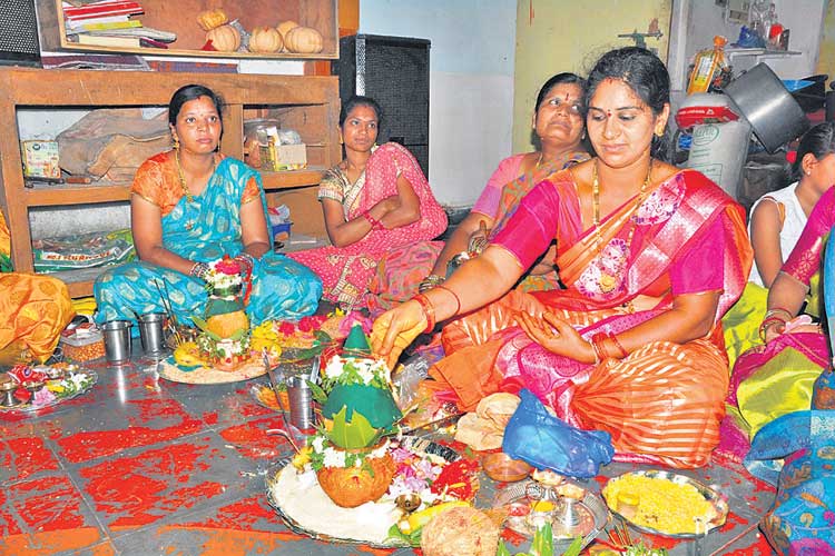 Varalaxmi Vratam | వరలక్ష్మీ వ్రతం చేయడం ఎలా..?