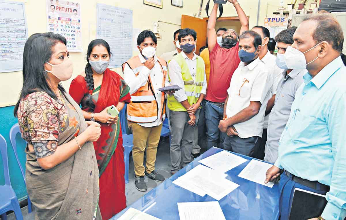 ముమ్మరంగా వ్యాక్సినేషన్‌.. శానిటైజేషన్‌