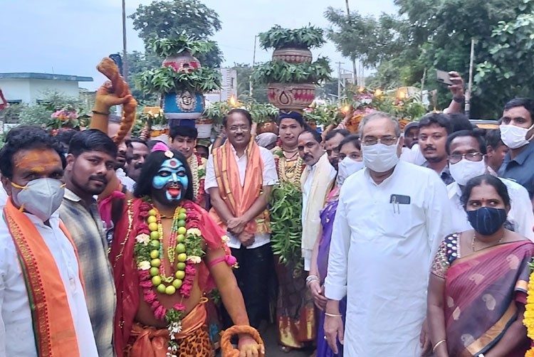 భక్తిశ్రద్ధలతో పోచమ్మ బోనాలు