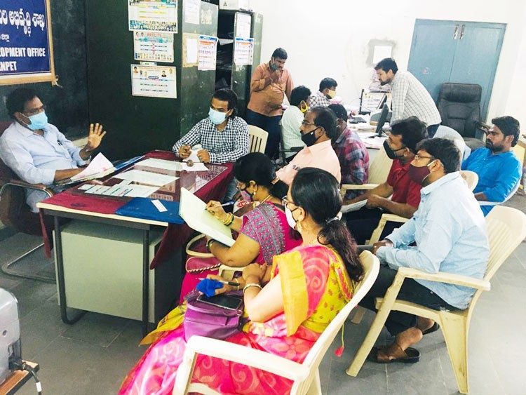 పాఠశాలలను శుభ్రం చేయించాలి