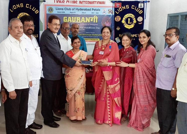 పేట చేనేత చీరలకు మంచి ఆదరణ