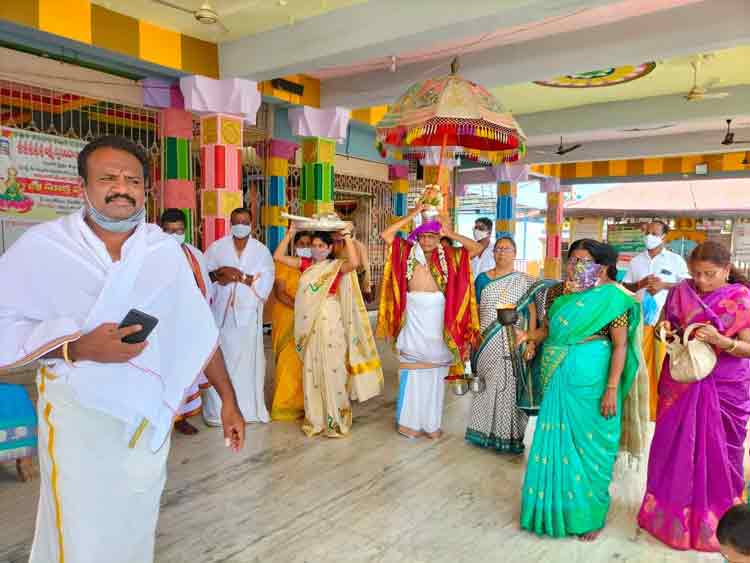 ఆలయాలకు శ్రావణ శోభ