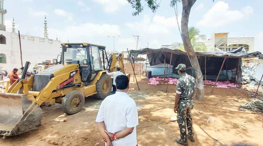 పోలీసులకు కేటాయించిన స్థలం ఆక్రమణ