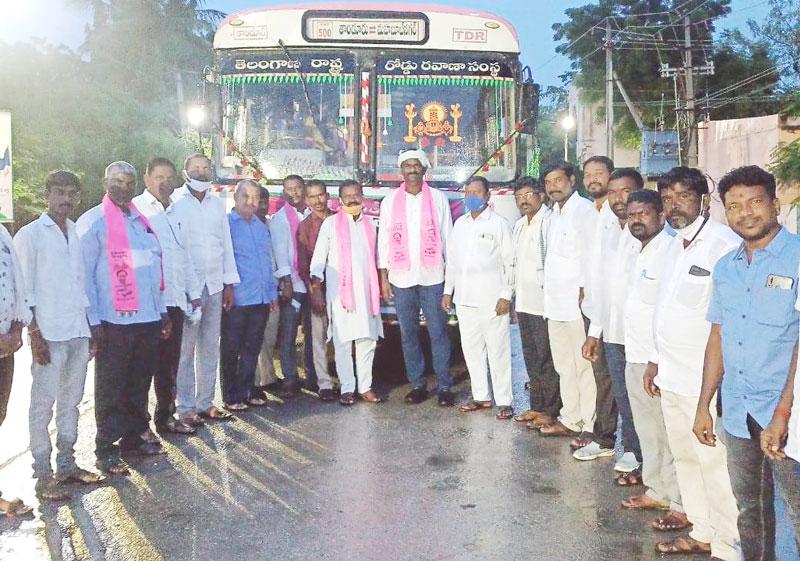 ‘దళితబంధు’ పథకం ప్రారంభోత్సవ సభకు భారీగా తరలిన నాయకులు