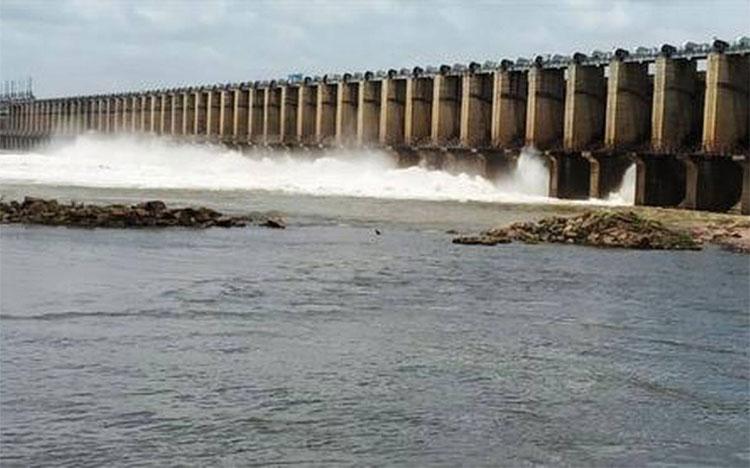 జూరాలకు స్థిరంగా వరద