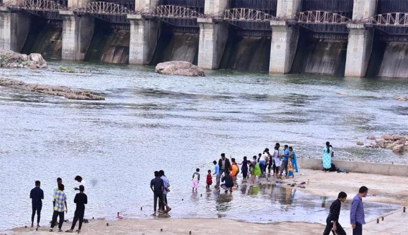 21 రోజులు తెరుచుకున్న జూరాల గేట్లు