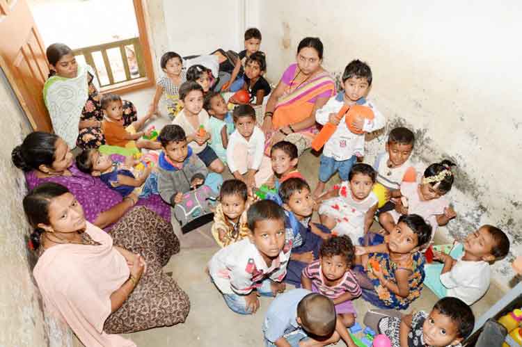 అంగన్‌వాడీలు, పంచాయతీ సెక్రటరీలకు వేతనాల పెంపు