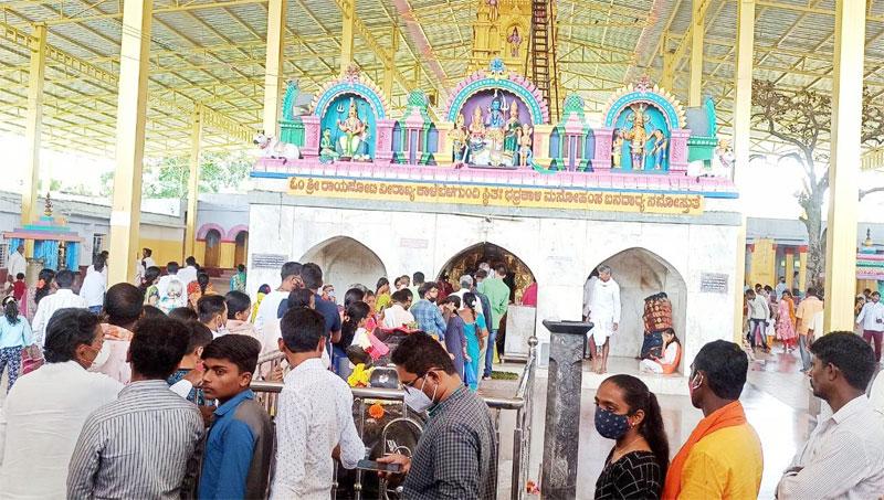 దర్శనం కోసం బారులు దీరిన భక్తులు