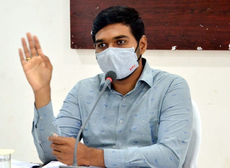 సర్పంచులు నిర్లక్ష్యం వీడాలి