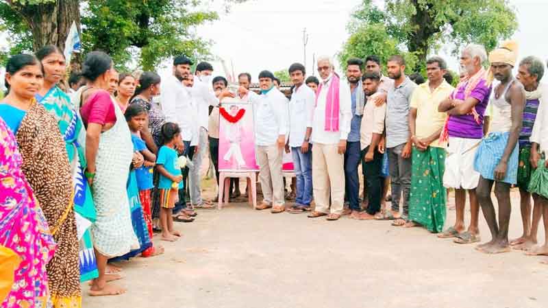 సీఎం కేసీఆర్‌ చిత్రపటాలకు పాలాభిషేకం