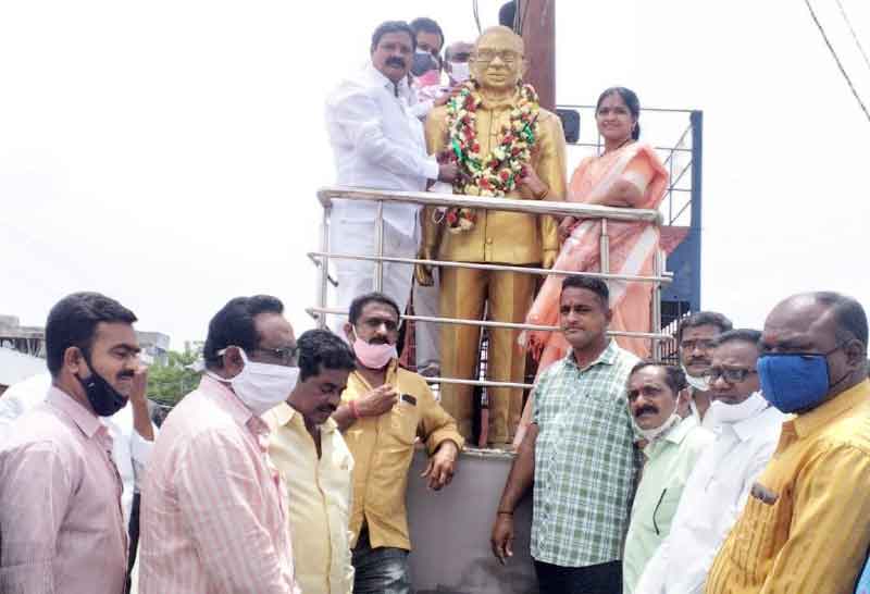 ప్రొఫెసర్‌కు ఘన నివాళి