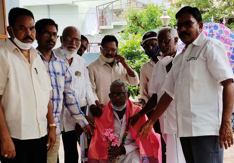 చేనేత కార్మికులను ఆదుకోవాలి