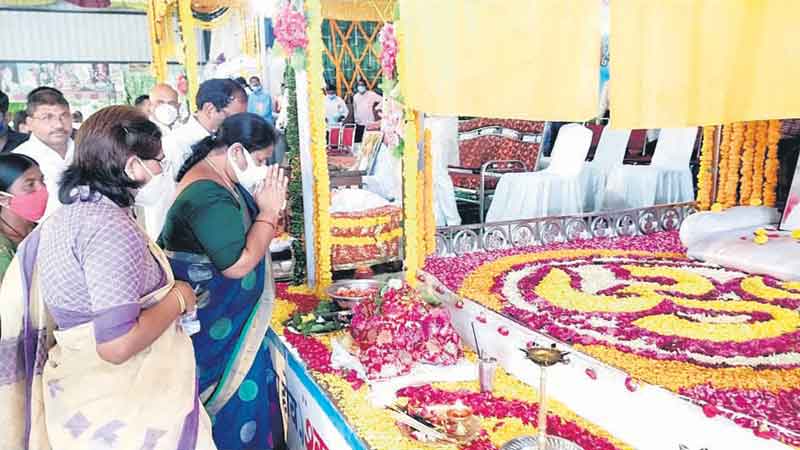 సద్గురు పూలాజీబాబా సేవలు మరువలేనివి