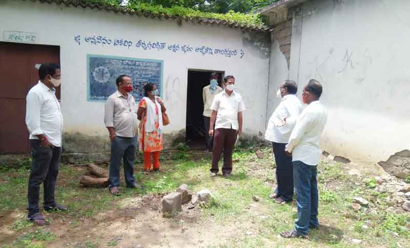 పాఠశాలలను సుందరంగా తీర్చిదిద్దాలి