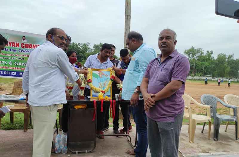 ధ్యాన్‌చంద్‌ను స్ఫూర్తిగా తీసుకోవాలి