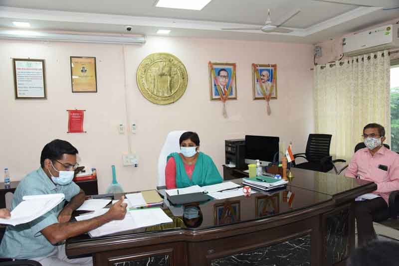 రోడ్లు త్వరగా పూర్తి చేయాలి