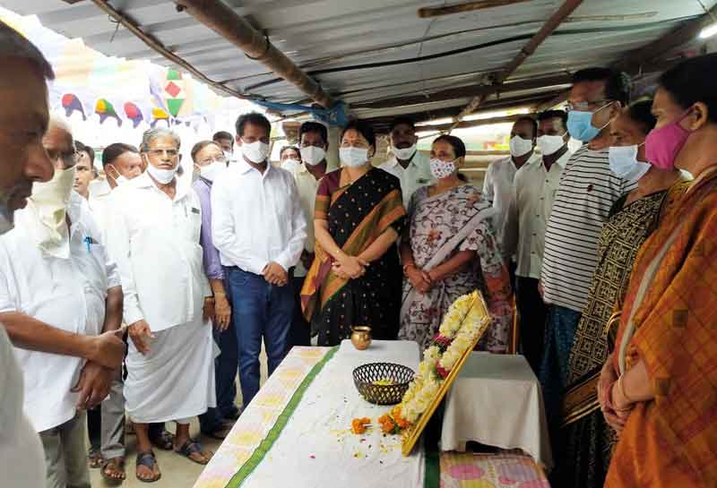 బాధిత కుటుంబాలకు ఎంపీ కవిత పరామర్శ