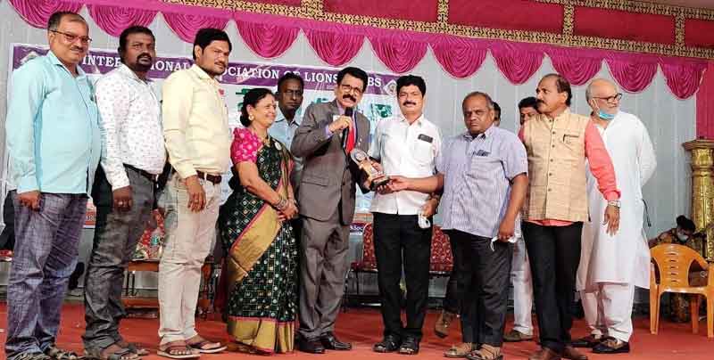 సుధాకర్‌కు మెమెంటో అందజేత..