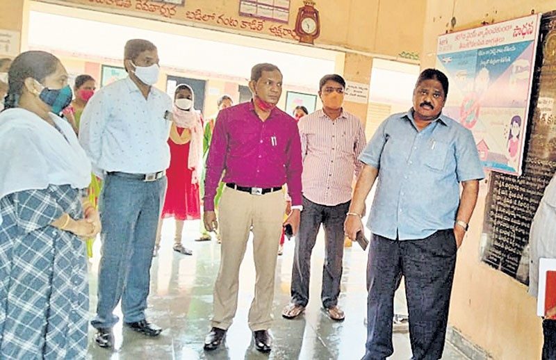 పాఠశాలలో కొవిడ్‌ నిబంధనలు పాటించాలి