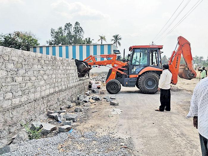 ఆక్రమణలకు అడ్డుకట్ట
