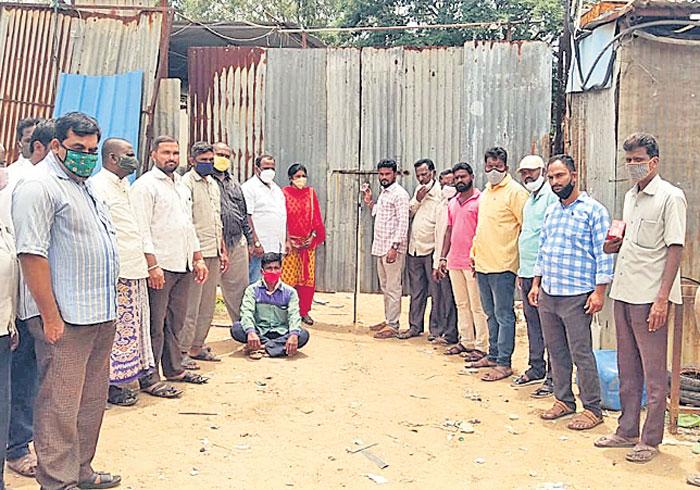 ప్లాస్టిక్‌ దుకాణాల మాటున అక్రమ వ్యాపారం