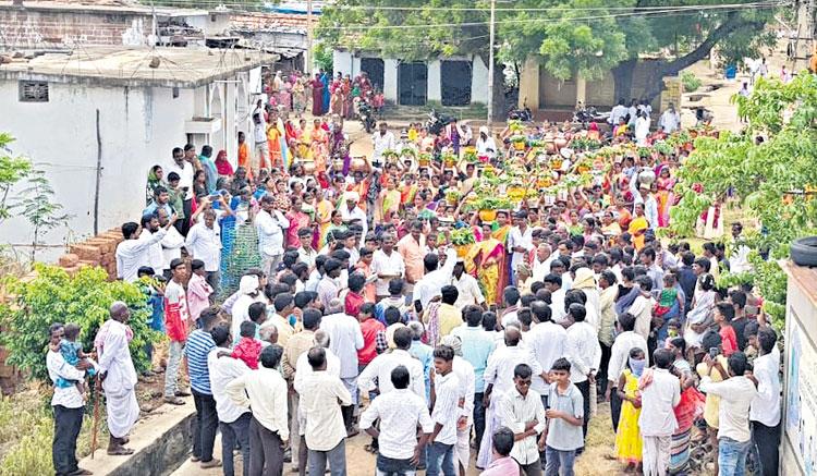 గ్రామాల్లో ఘనంగా బోనాలు