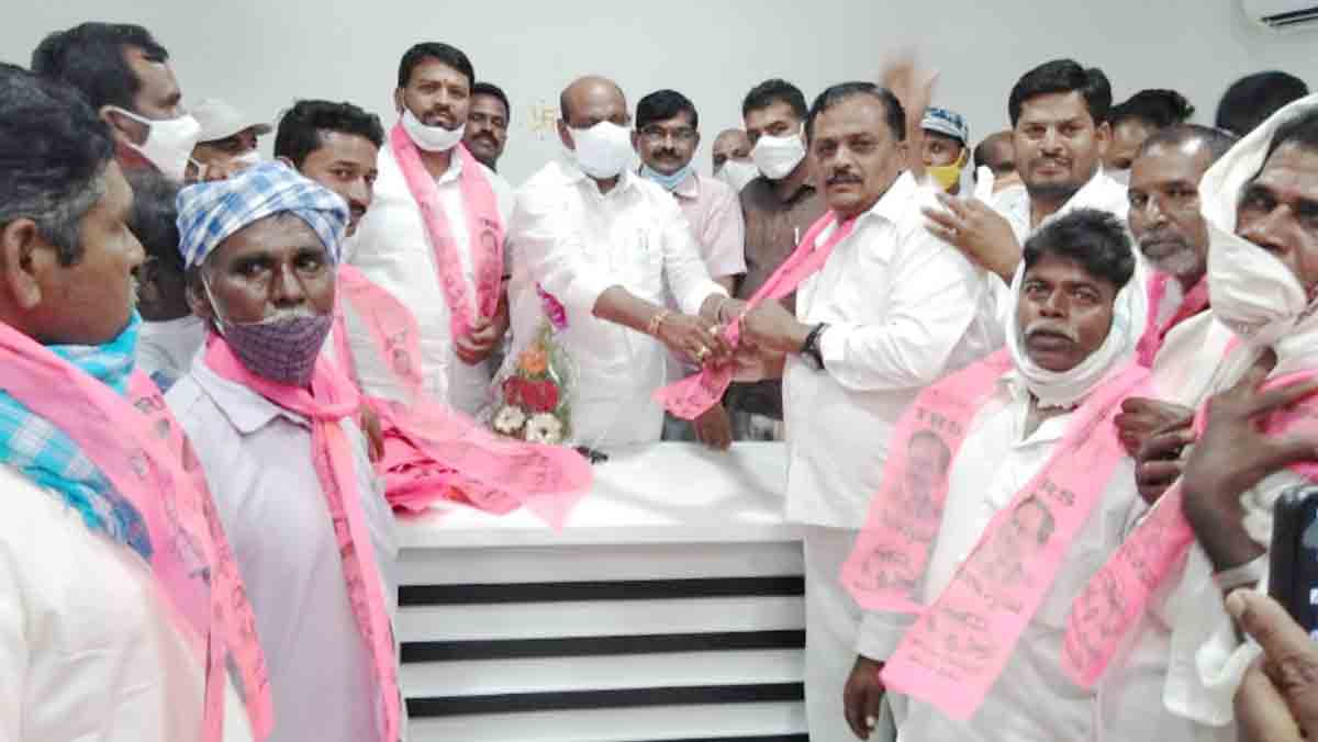టీఆర్‌ఎస్ పార్టీలో పలువురి చేరిక: గులాబీ కండువా కప్పిఆహ్వానించిన ఎమ్మెల్యే ‘బాజిరెడ్డి’