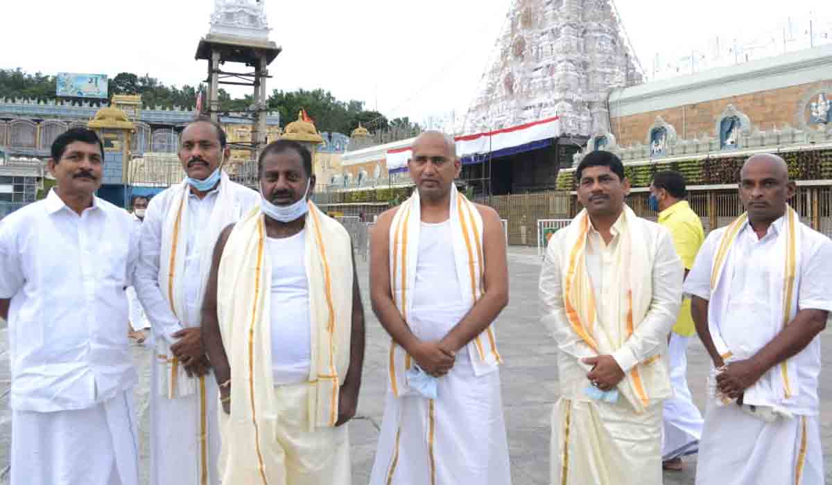 తిరుమ‌ల శ్రీవారిని ద‌ర్శించుకున్న ఎమ్మెల్సీ జ‌నార్ధ‌న్ రెడ్డి