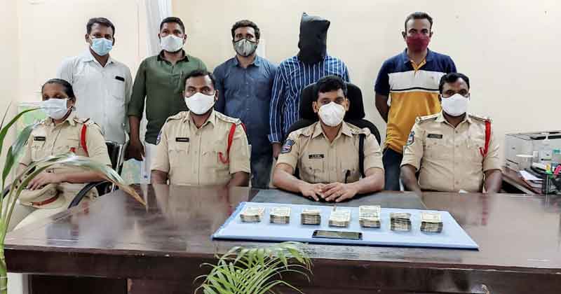 సైబర్‌ నేరగాడి ఆటకట్టు..