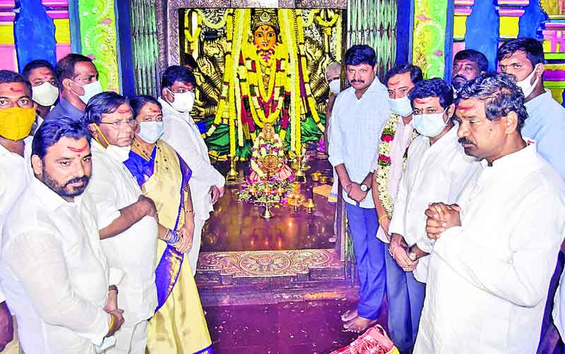 మొక్కలు నాటి.. పూజలు చేసి