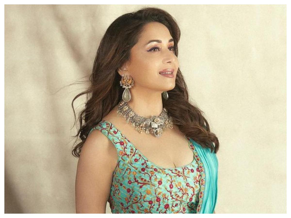 Madhuri Dixit: 50 దాటినా చెక్కు చెదరని అందంతో అదరగొడుతున్న మాధురీ దీక్షిత్ పిక్స్‌